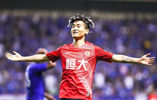  里昂锋线双星联手轰入世界波进球  